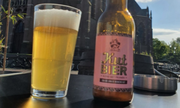 kutbier in glas op tafel op het terras